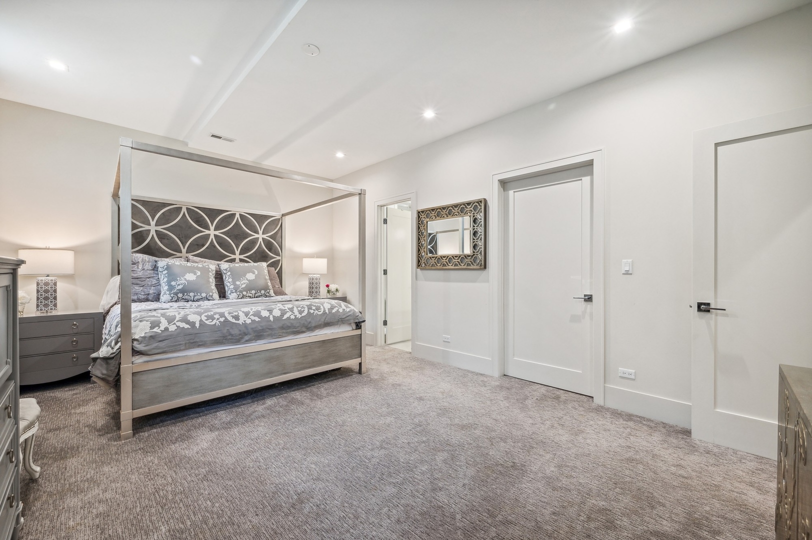 1334 W WALTON Street Unit: 1W