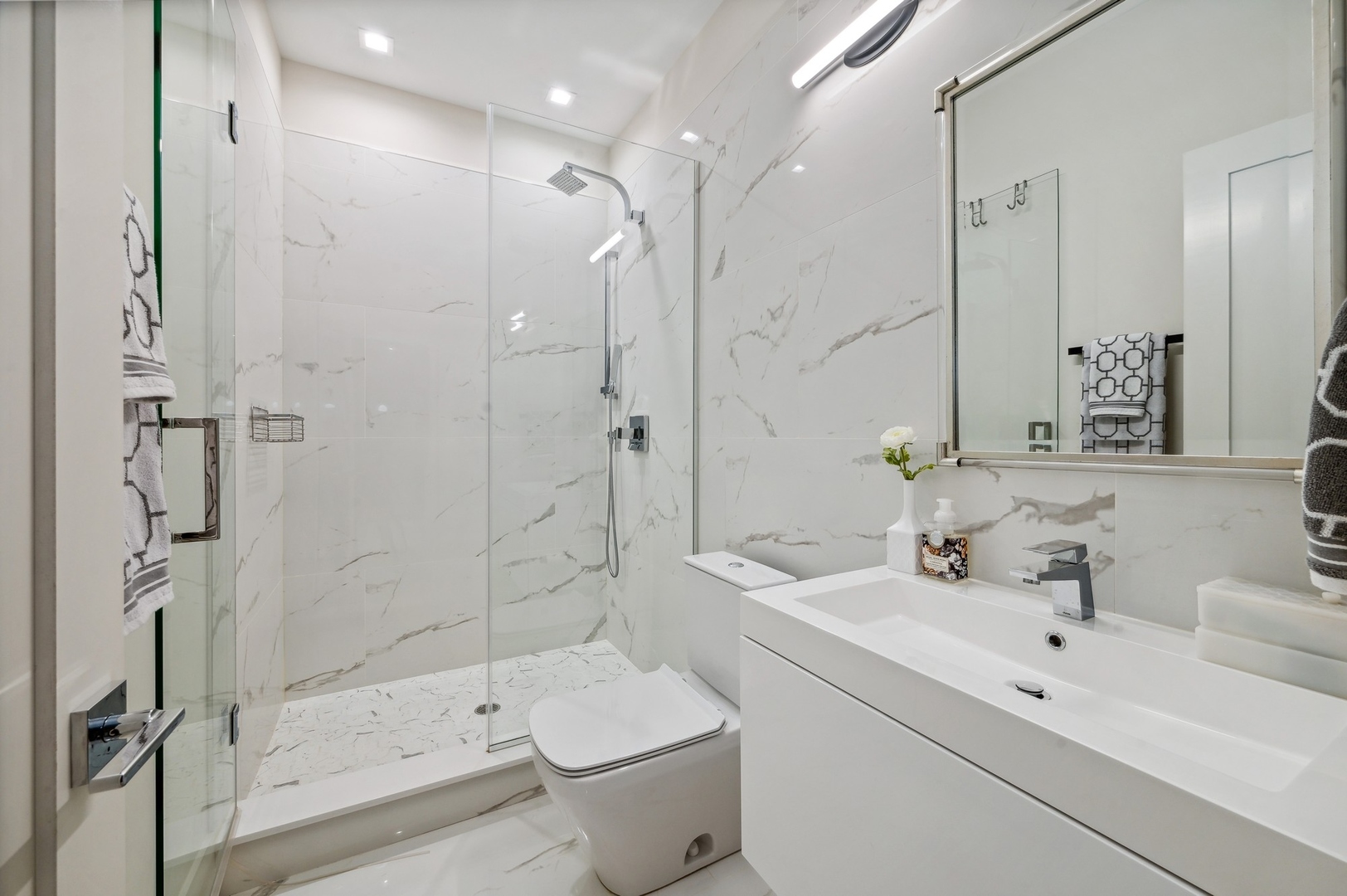1334 W WALTON Street Unit: 1W