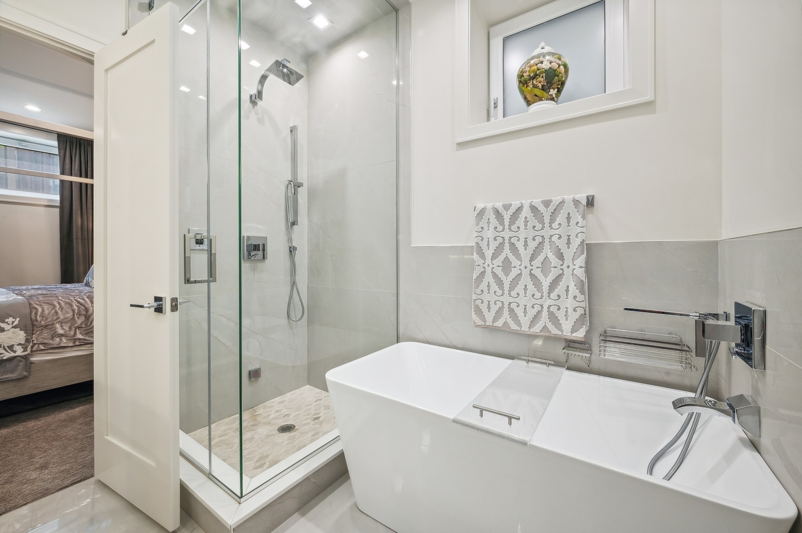 1334 W WALTON Street Unit: 1W