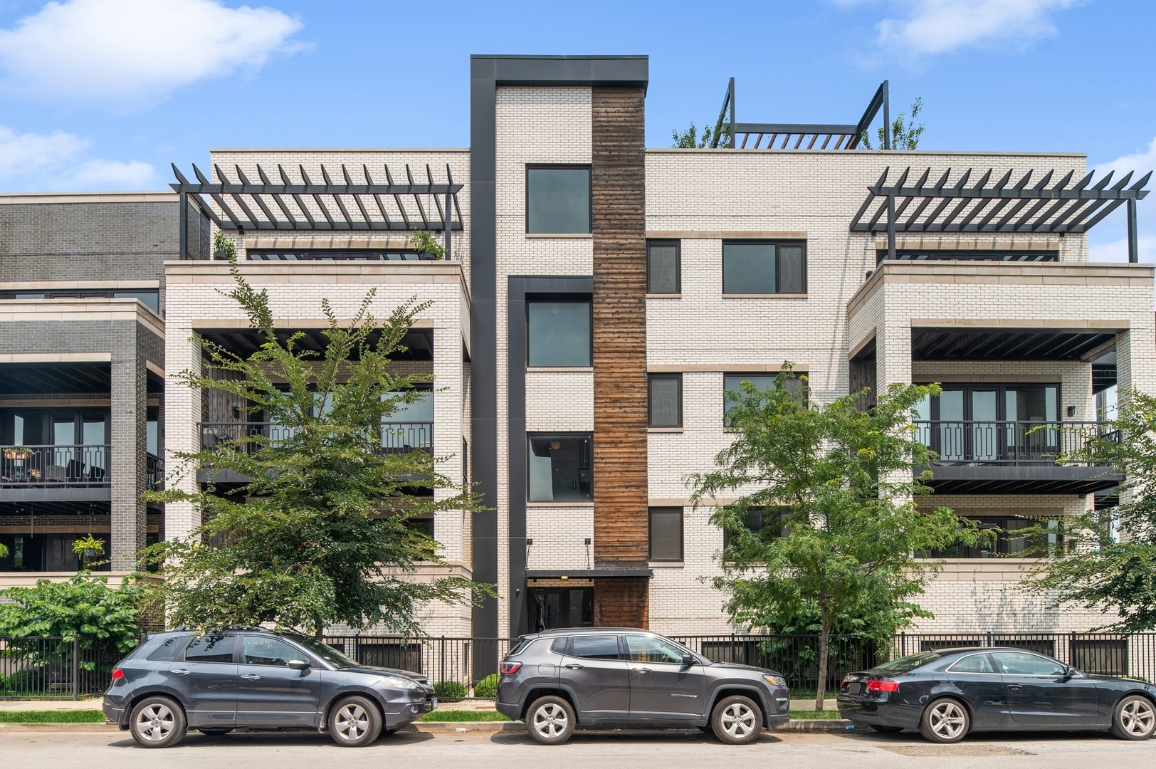 1334 W WALTON Street Unit: 1W