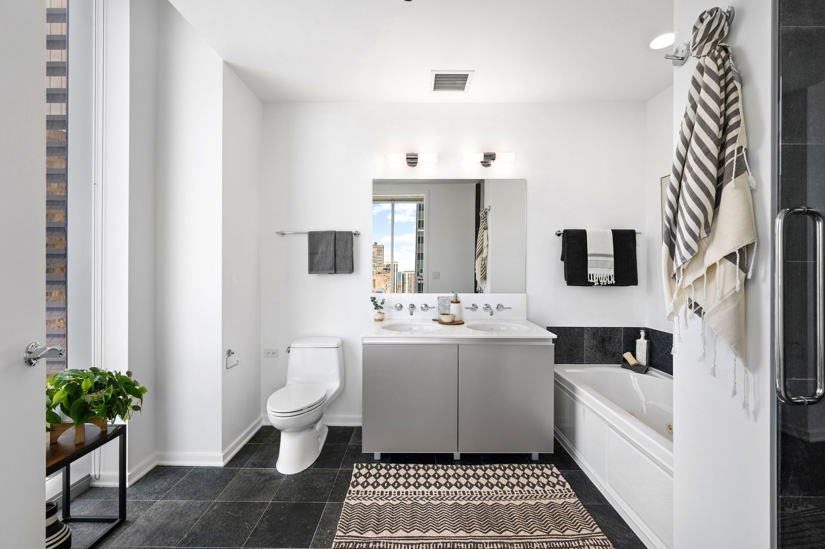 600 N Fairbanks Court Unit: 2502