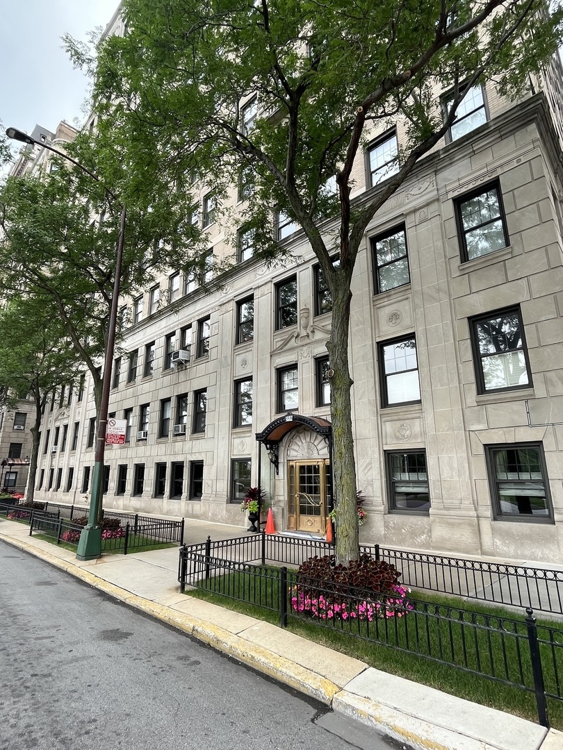3530 N Lake Shore Drive Unit: 5B