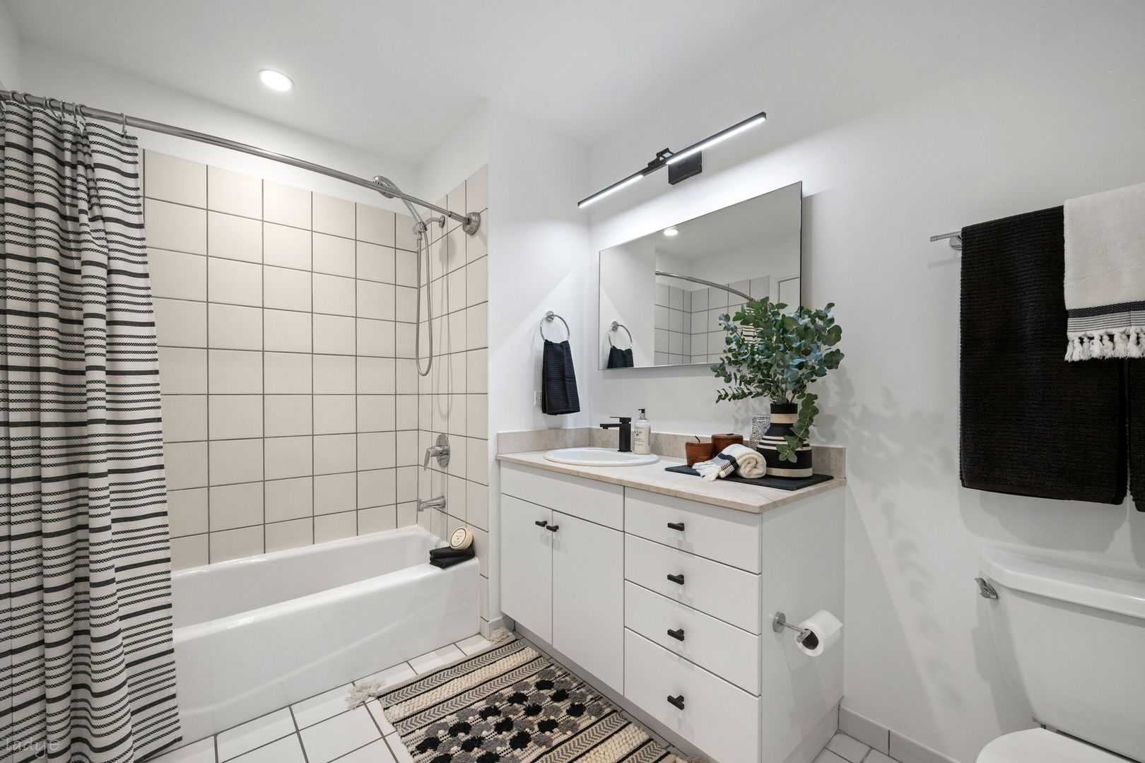 8 E Randolph Street Unit: 3202