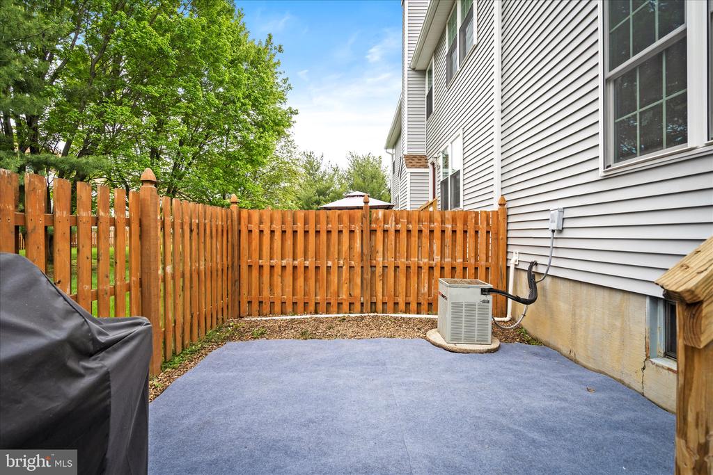 33 Hemlock Ct