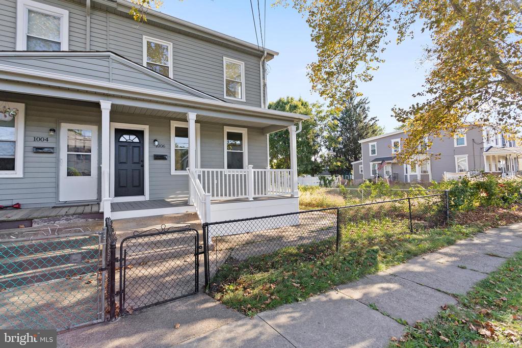 1006 W 3RD STREET W