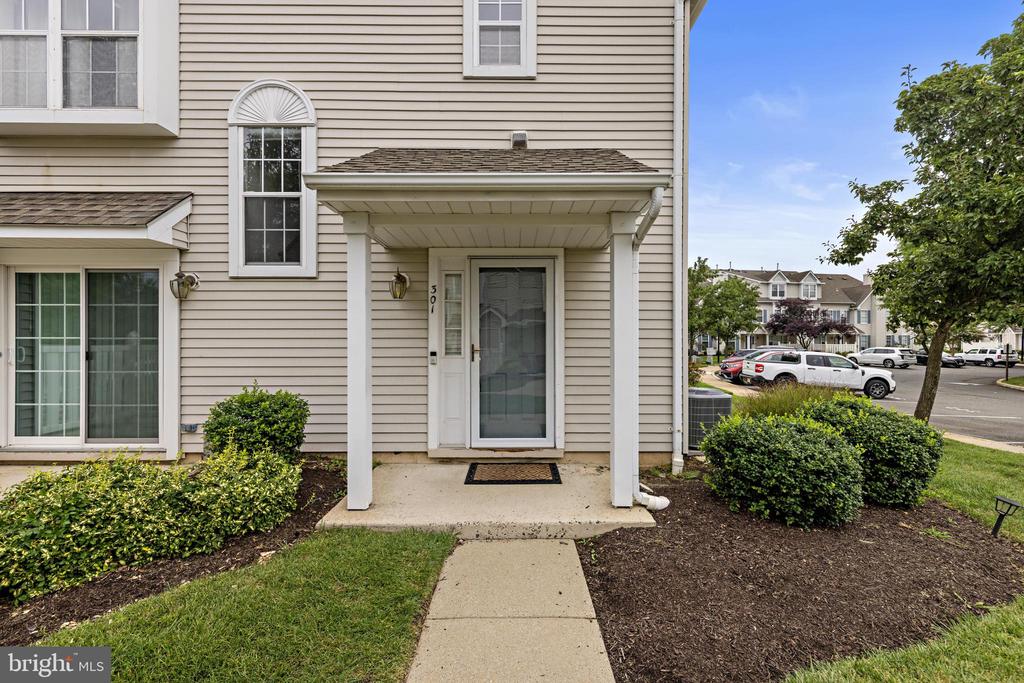 301 LAUREL LANE