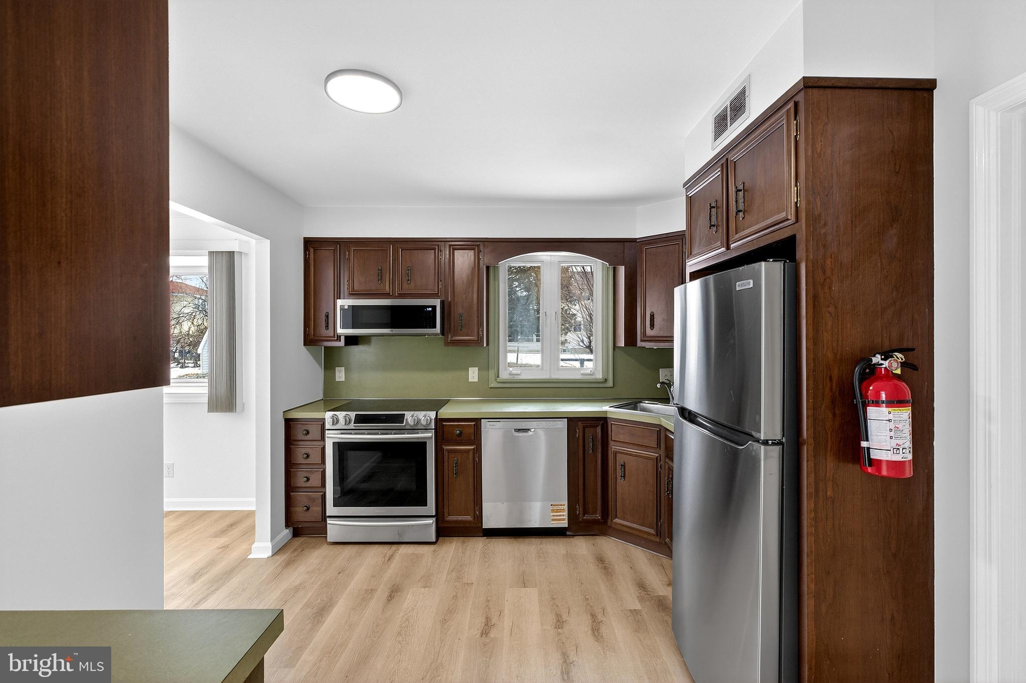 154 E VALLEYBROOK ROAD