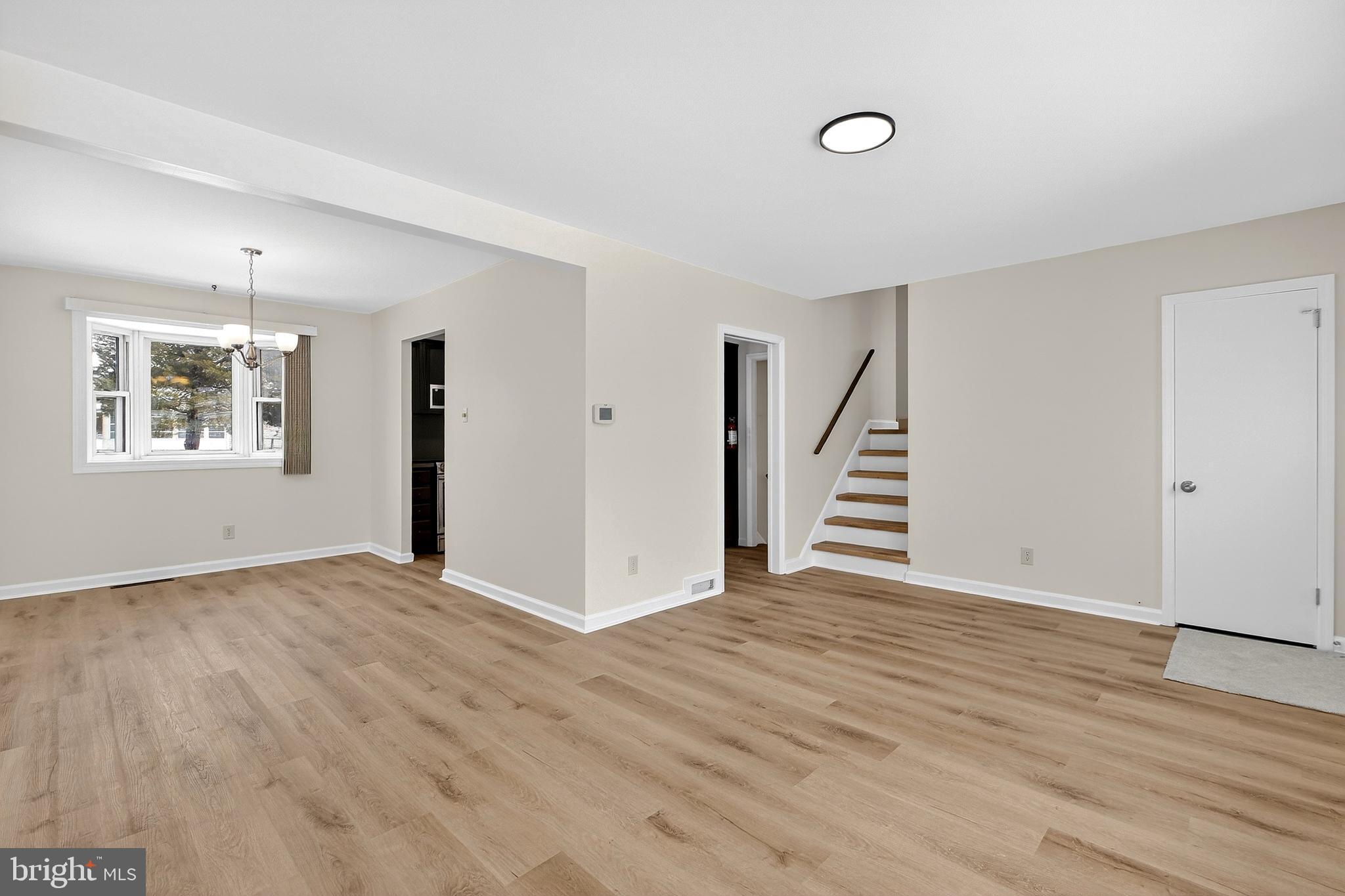 154 E VALLEYBROOK ROAD