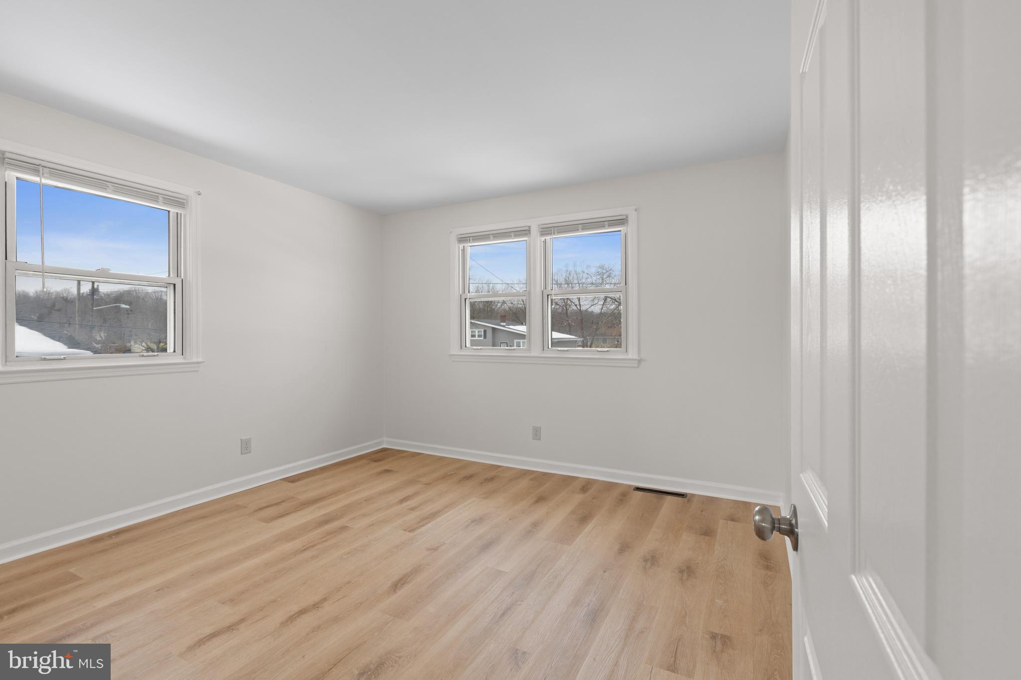 154 E VALLEYBROOK ROAD