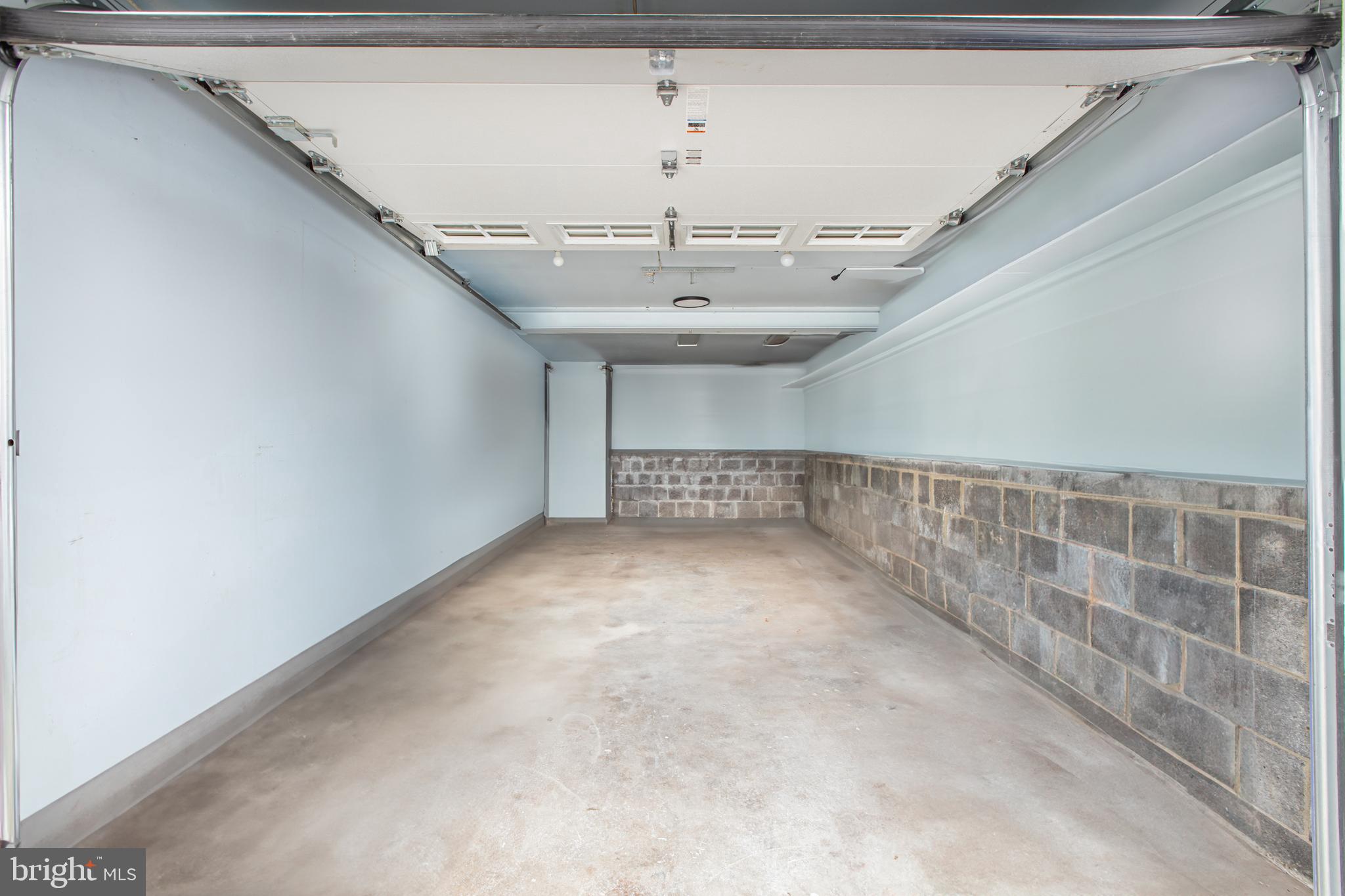 154 E VALLEYBROOK ROAD