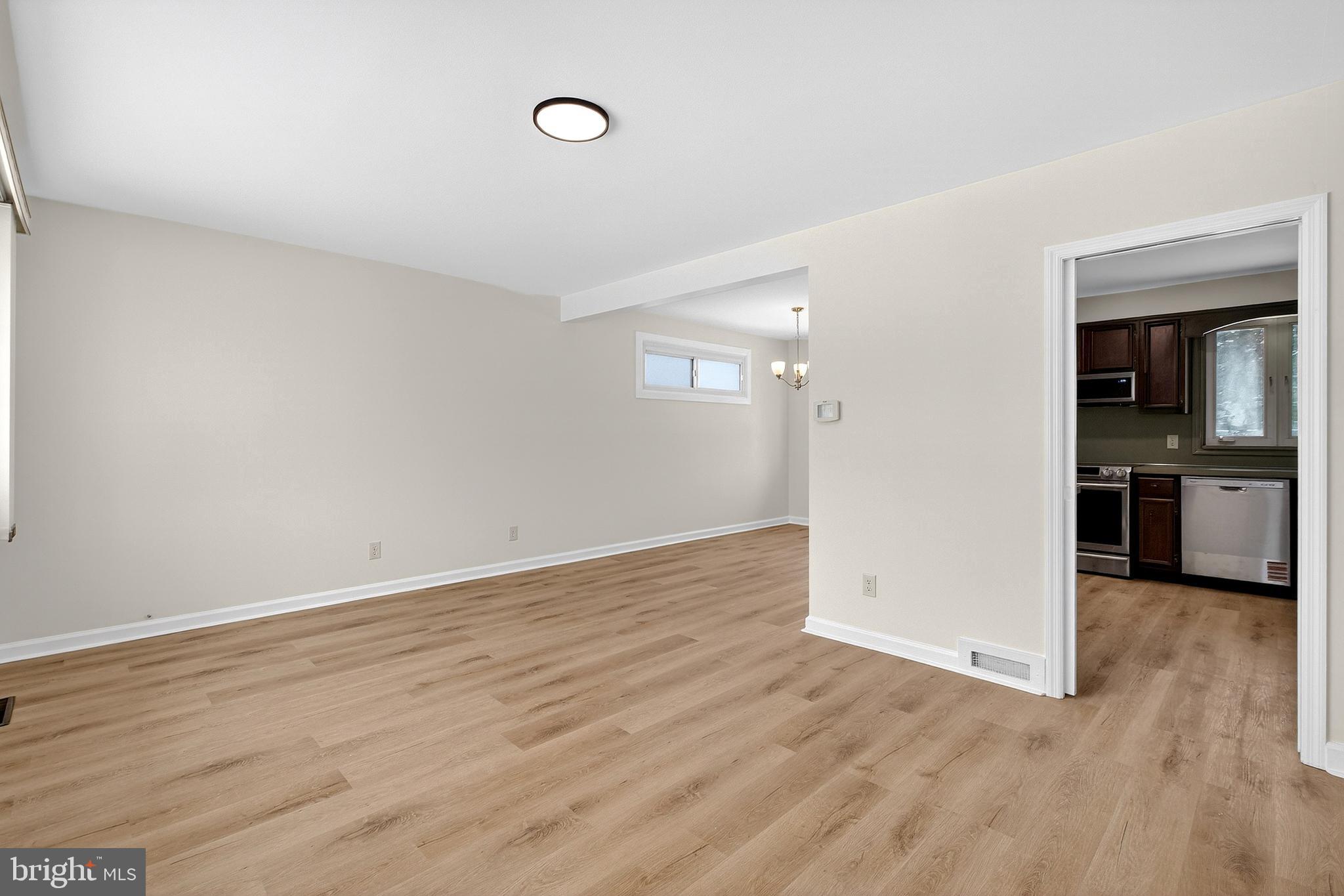 154 E VALLEYBROOK ROAD