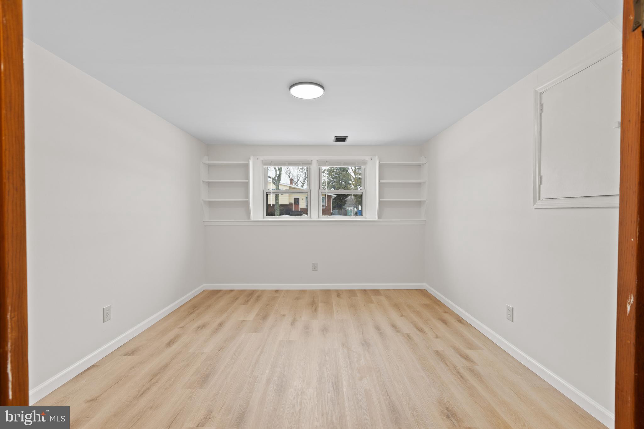 154 E VALLEYBROOK ROAD