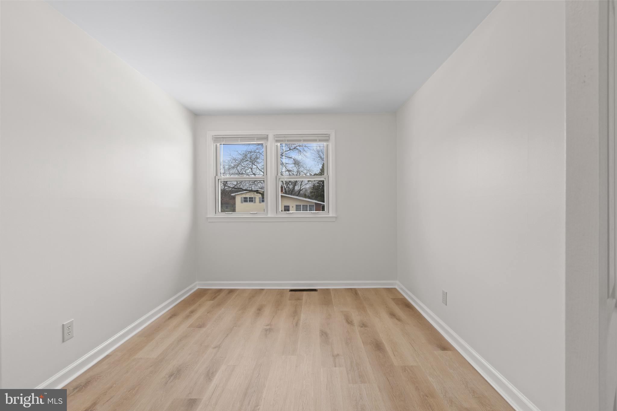 154 E VALLEYBROOK ROAD