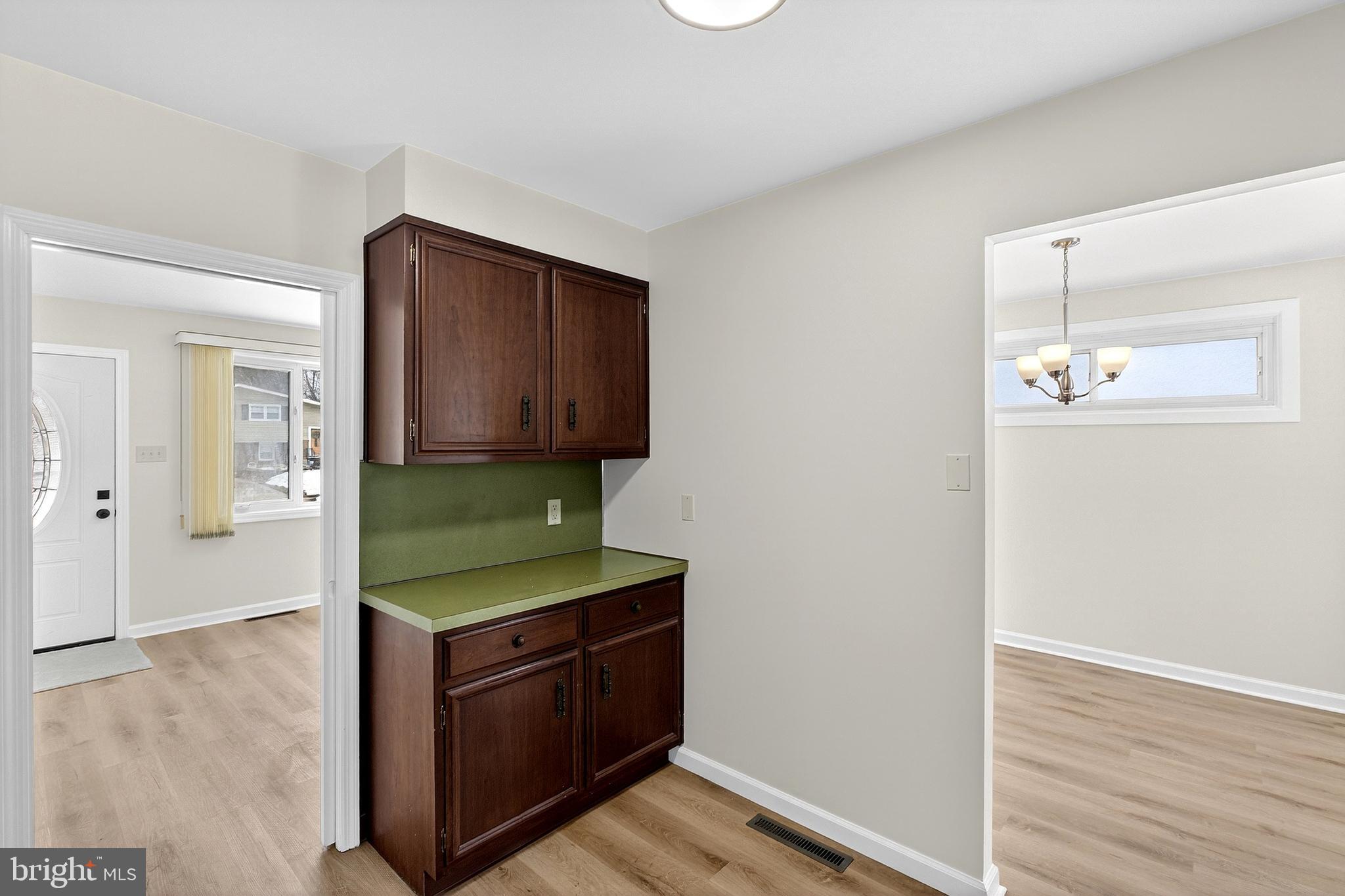 154 E VALLEYBROOK ROAD