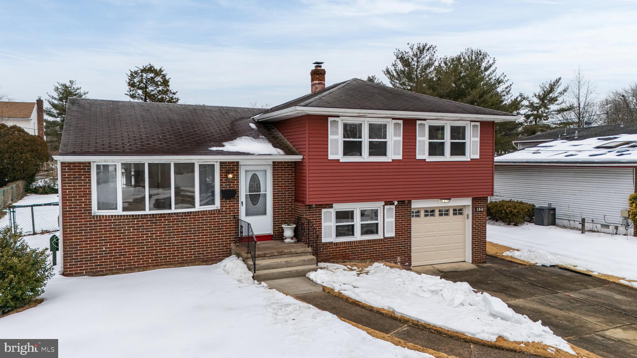 154 E VALLEYBROOK ROAD