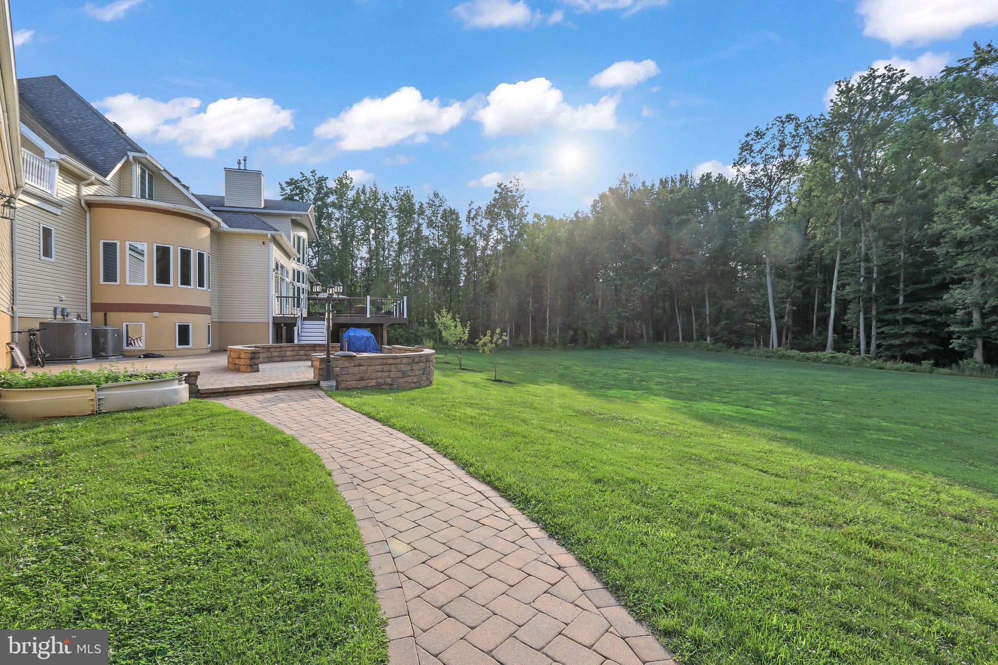 816 VILLAGE RD W