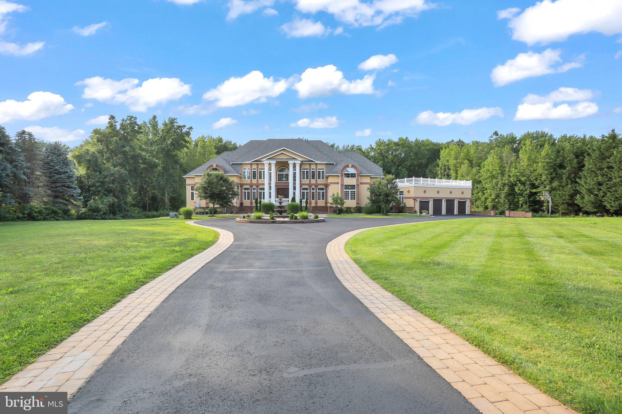 816 VILLAGE RD W