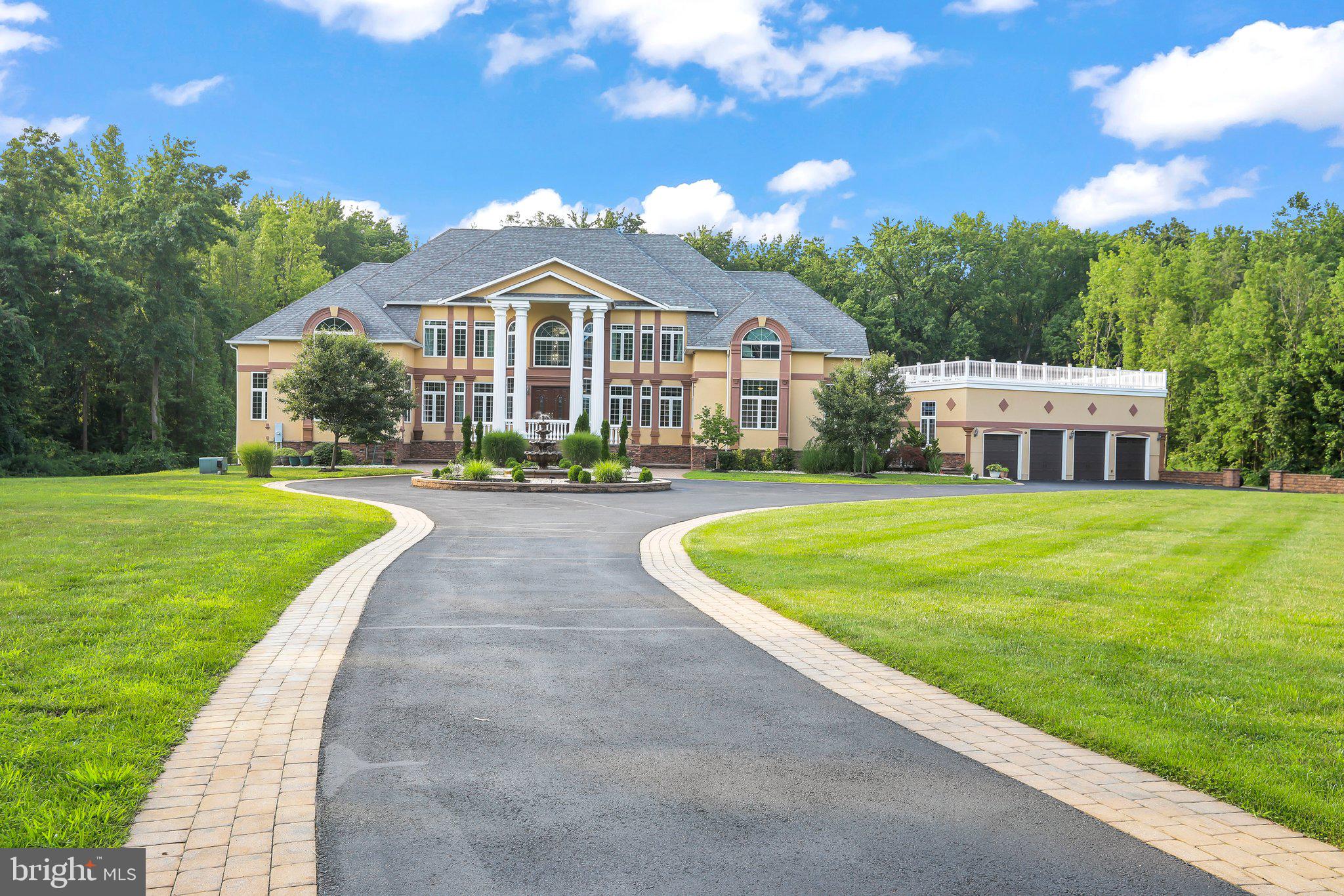 816 VILLAGE RD W