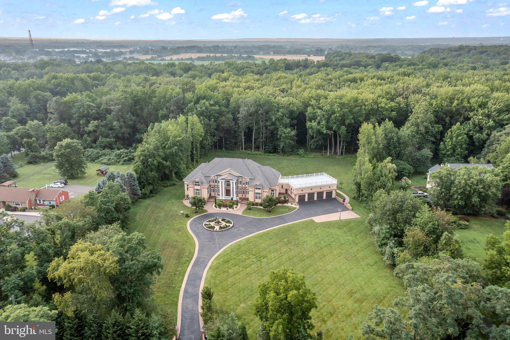 816 VILLAGE RD W