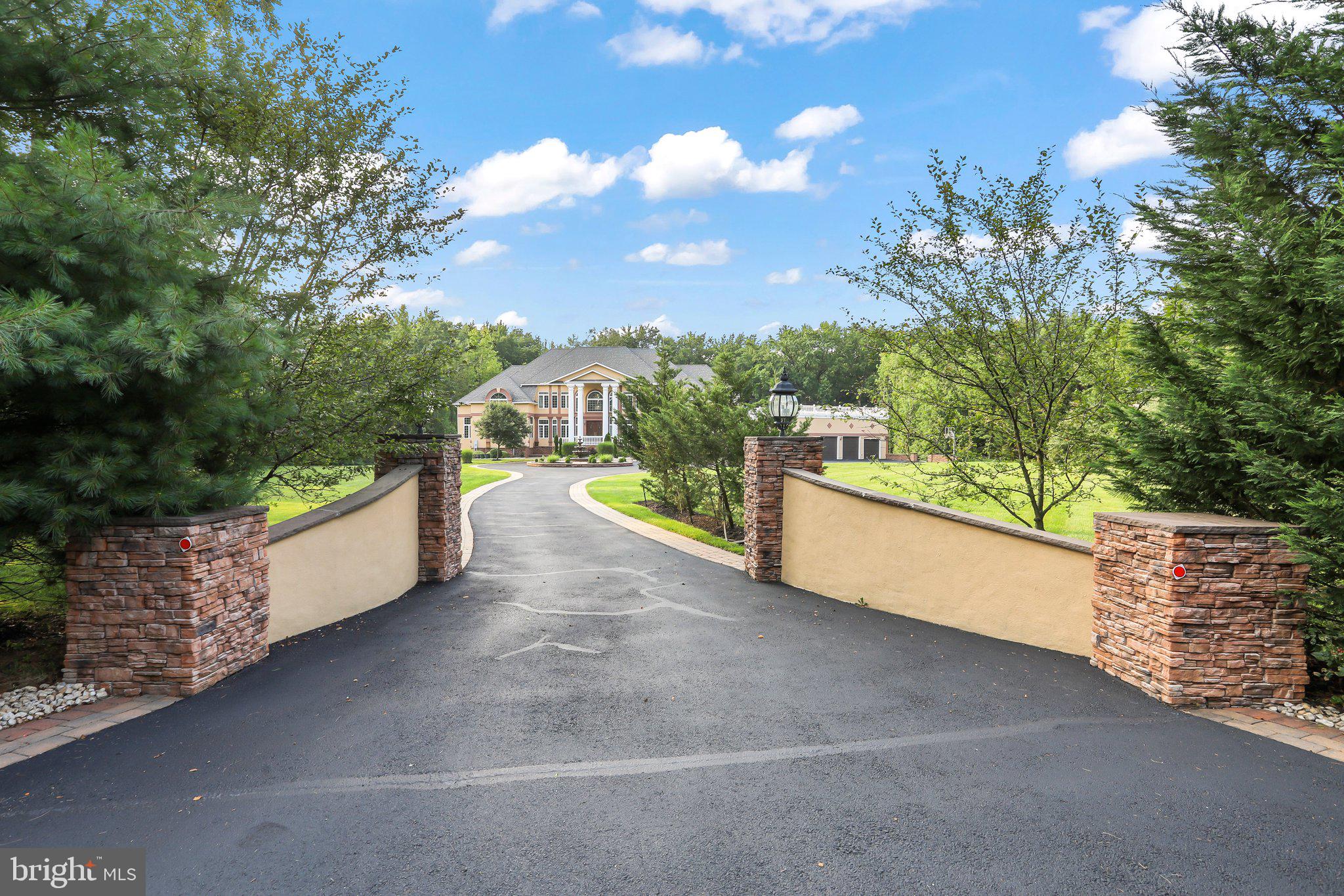 816 VILLAGE RD W