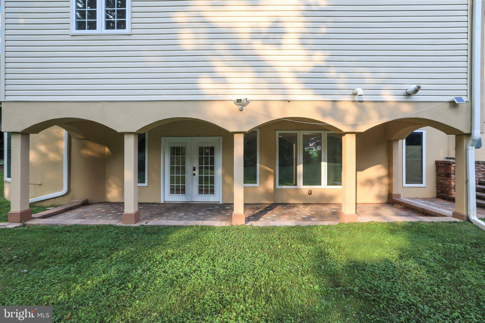 816 VILLAGE RD W