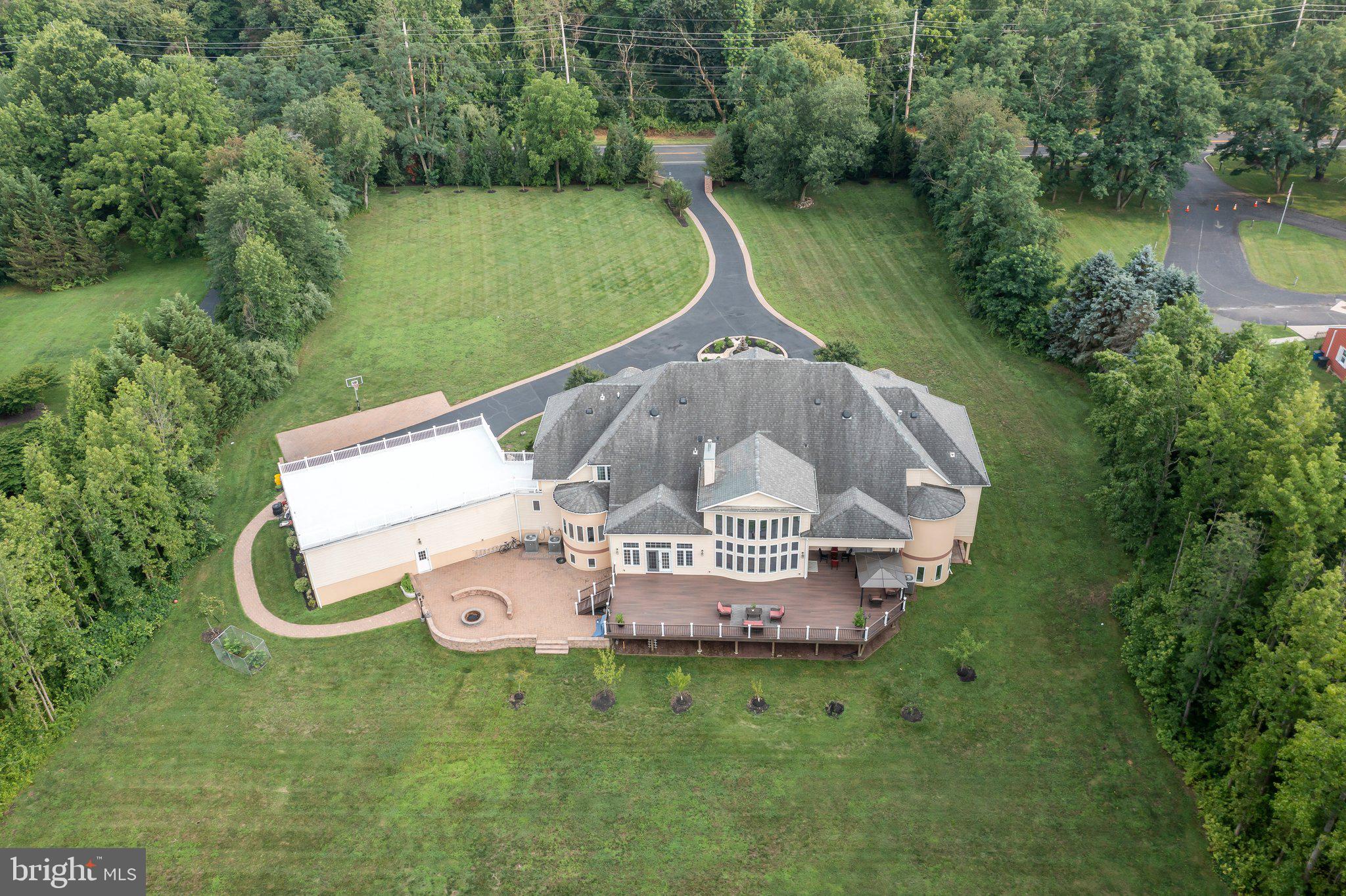 816 VILLAGE RD W