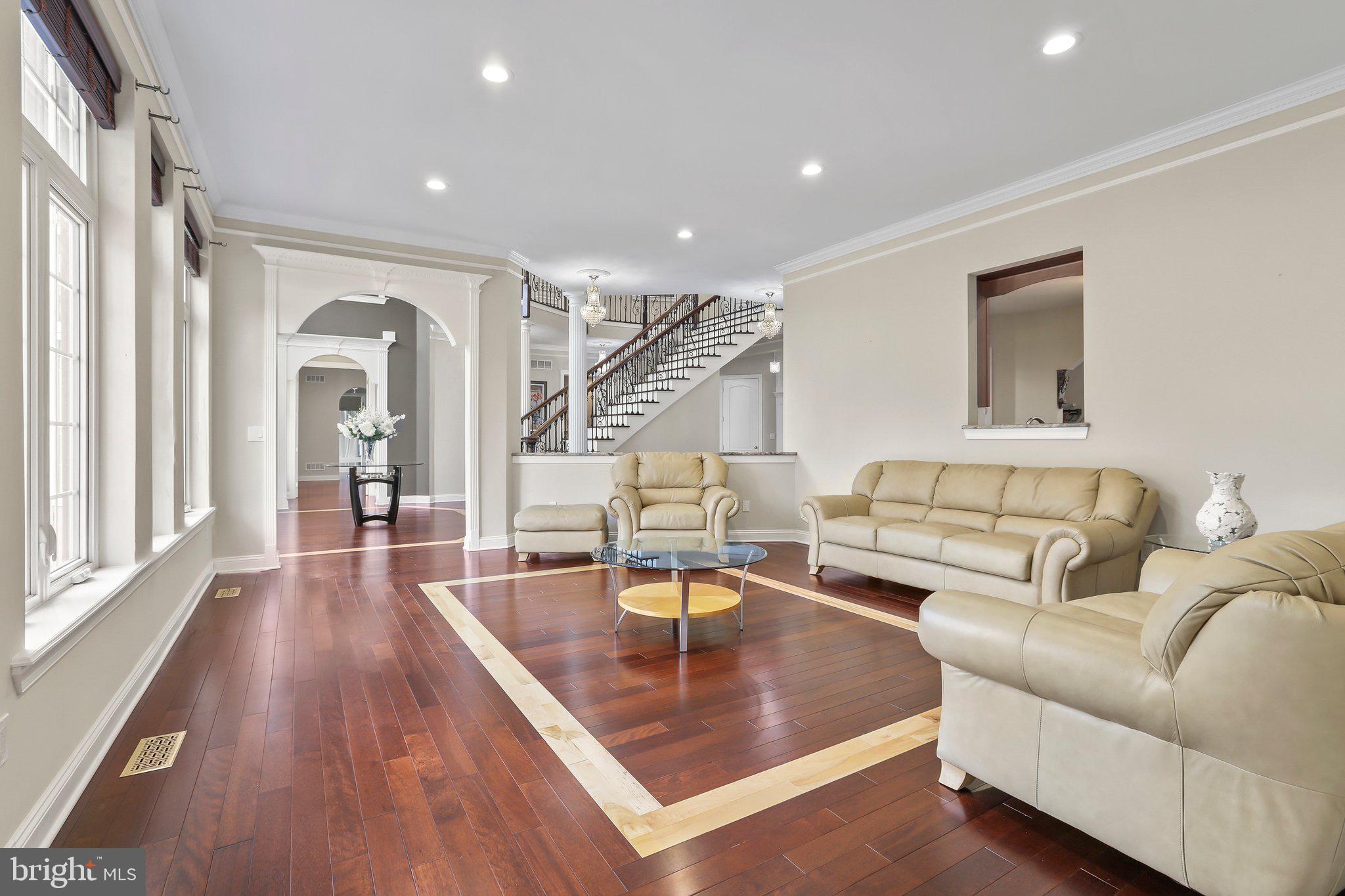 816 VILLAGE RD W
