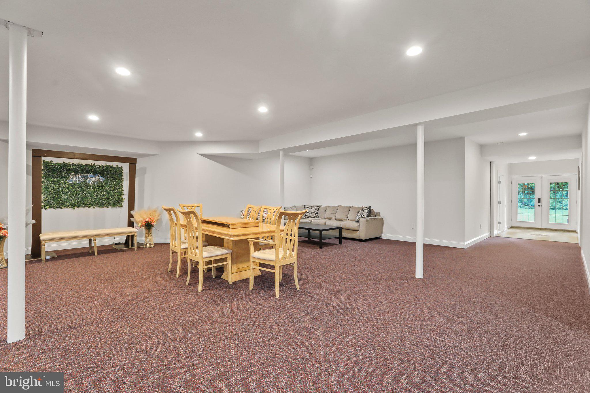 816 VILLAGE RD W
