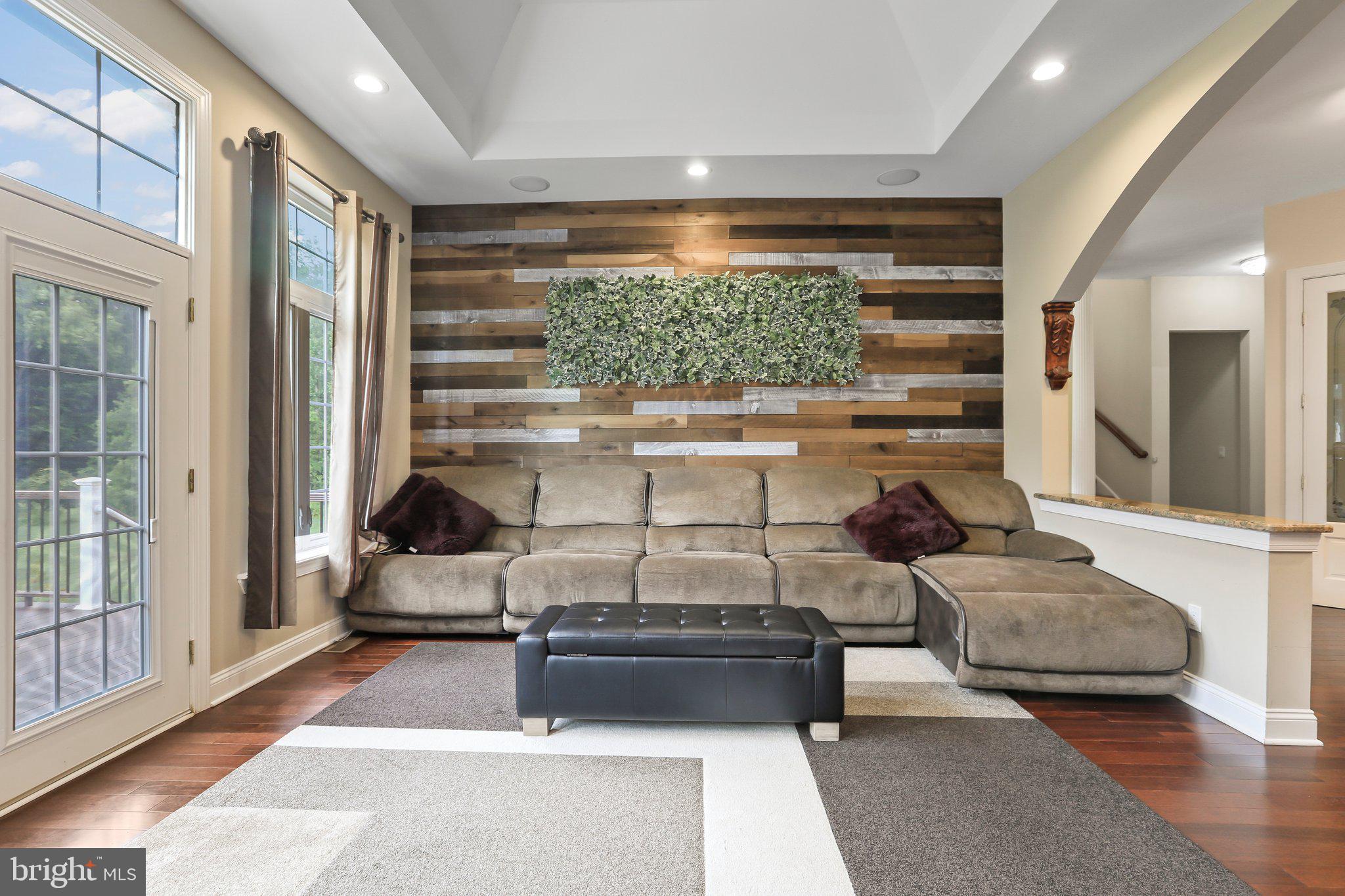 816 VILLAGE RD W