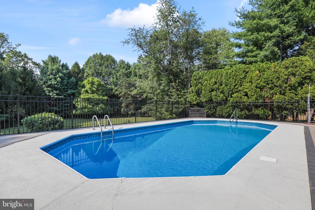 64 Colleen Cir