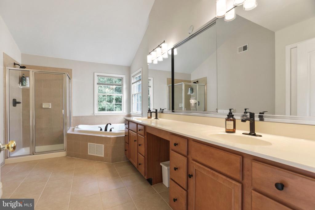 5 Lenmore Ct