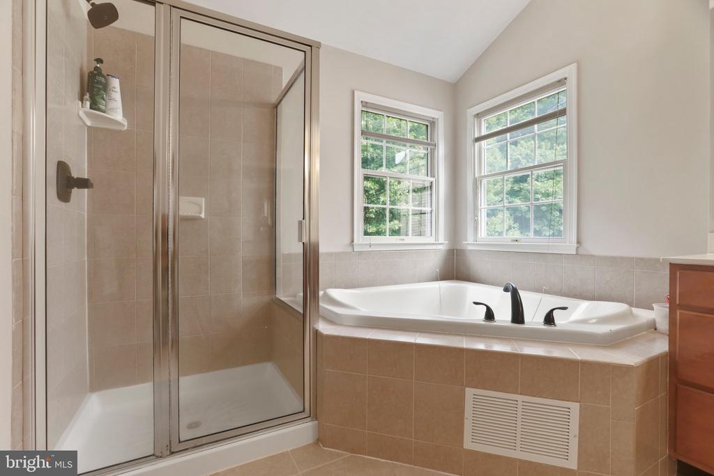5 Lenmore Ct