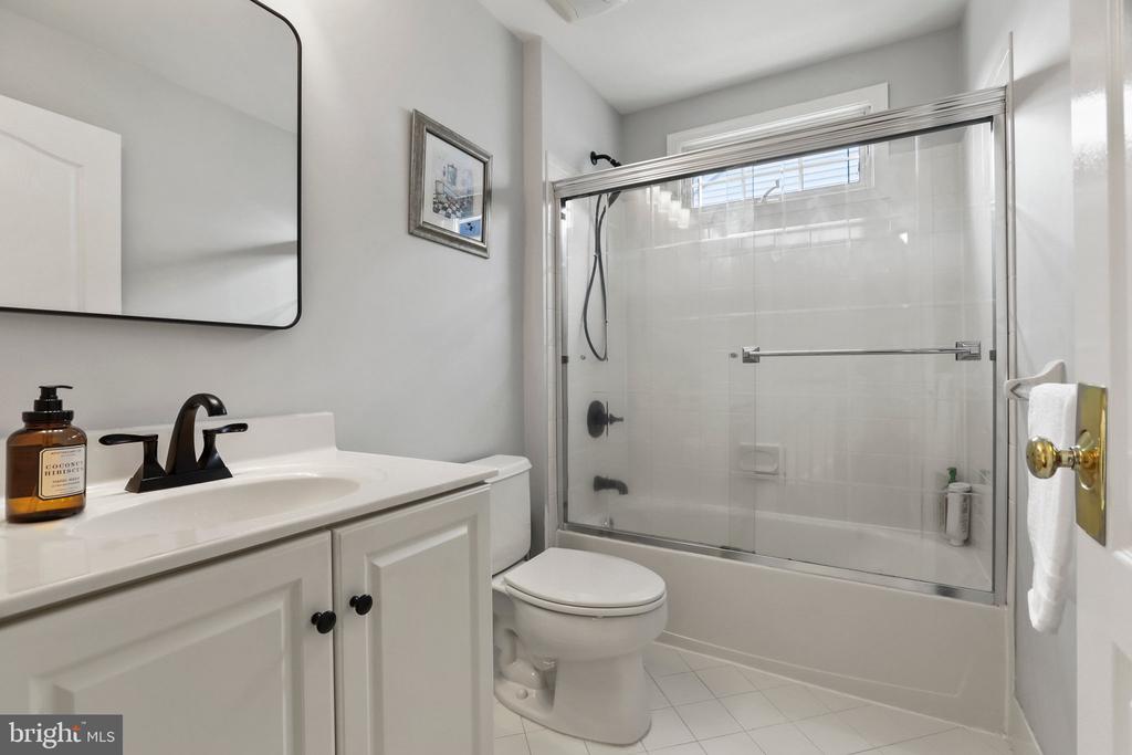 5 Lenmore Ct