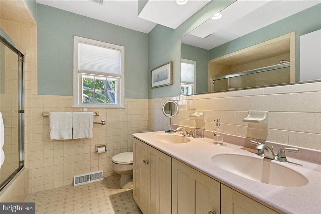 8 Laurel Wood Dr