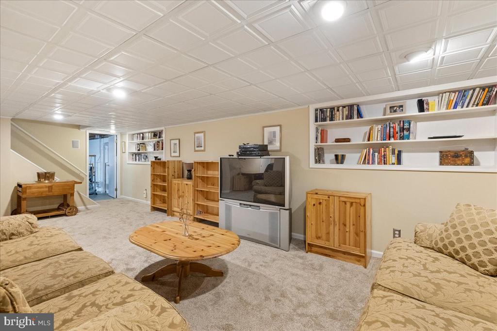 8 Laurel Wood Dr