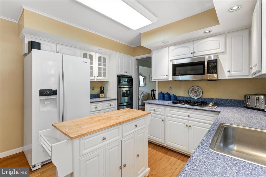 8 Laurel Wood Dr