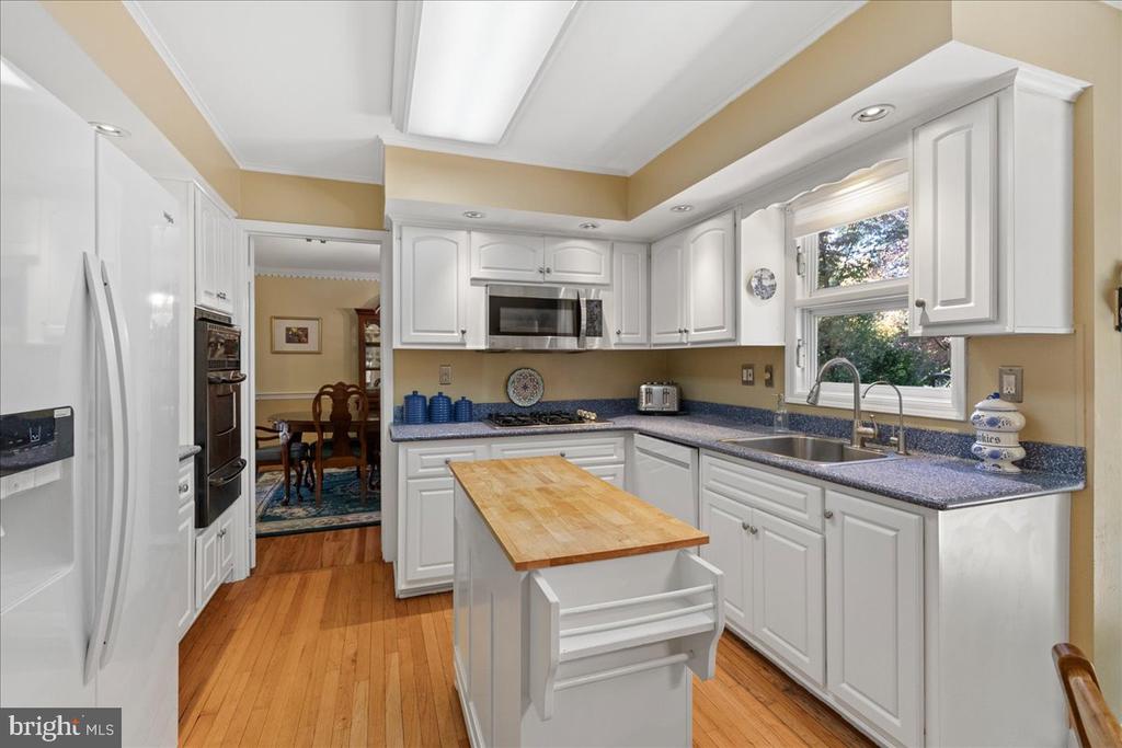 8 Laurel Wood Dr