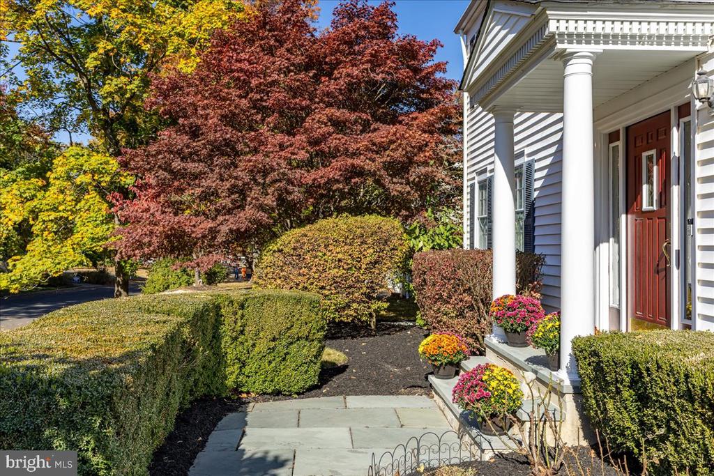 8 Laurel Wood Dr