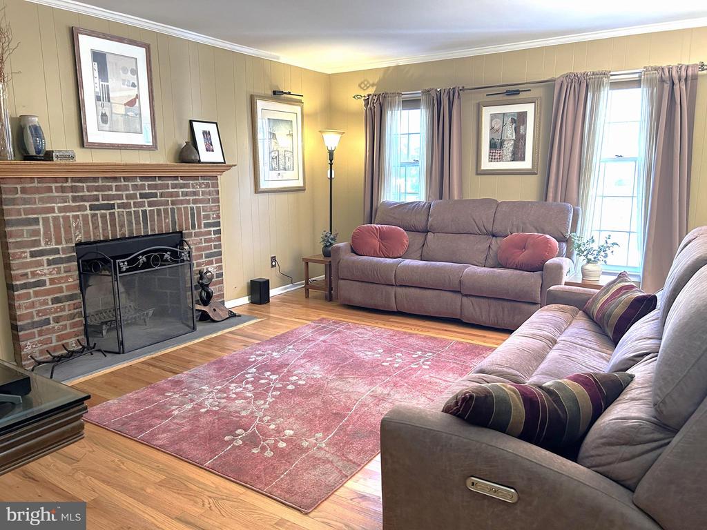 8 Laurel Wood Dr