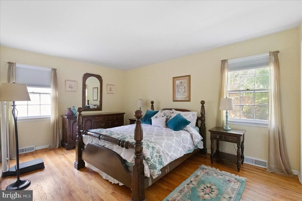 8 Laurel Wood Dr