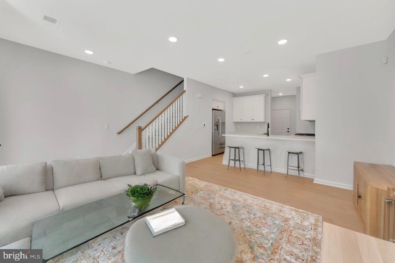 606 PARKER BLVD