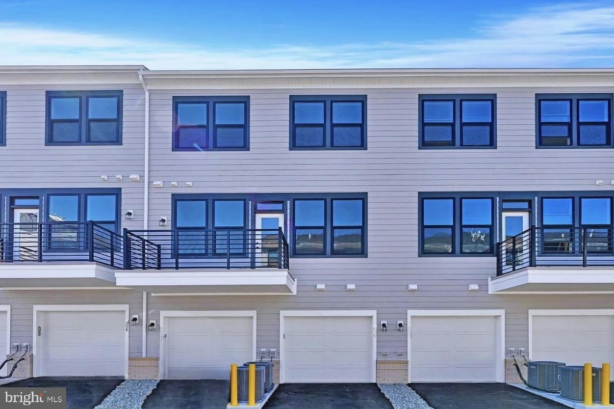 606 PARKER BLVD