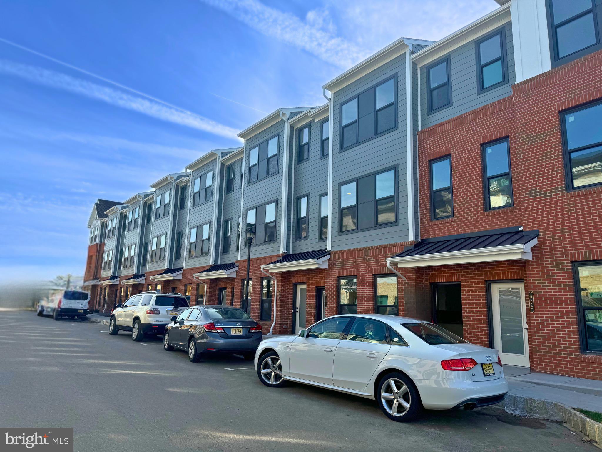 606 PARKER BLVD