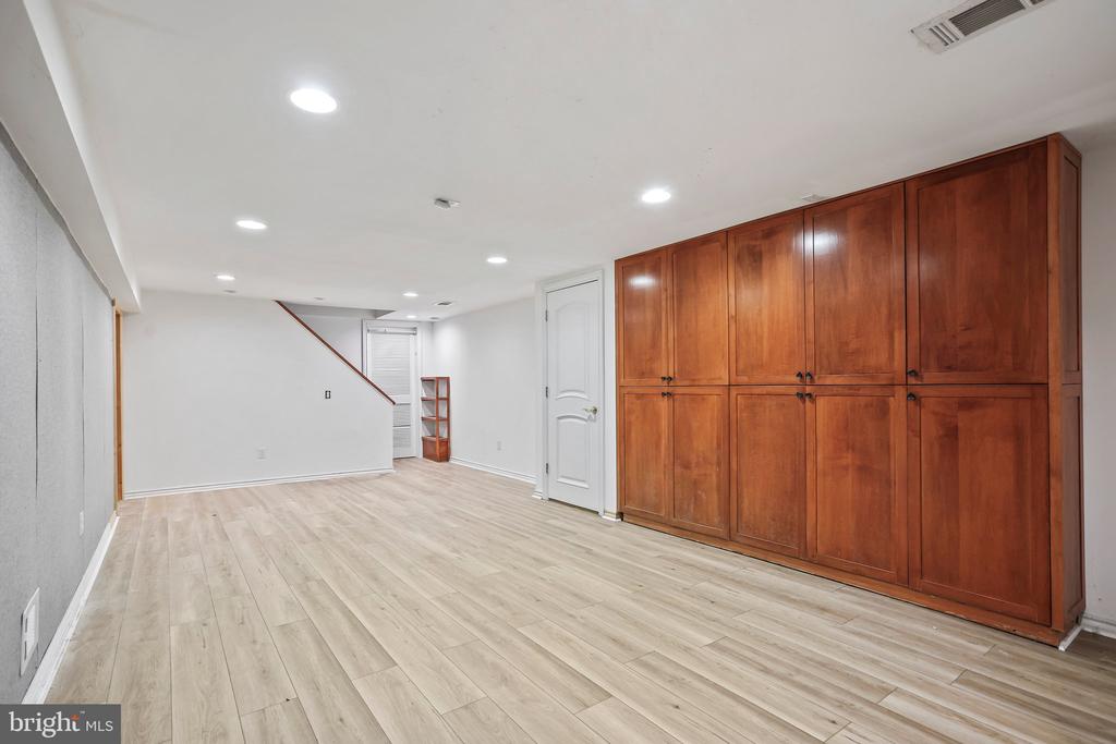 5 Landing Ln