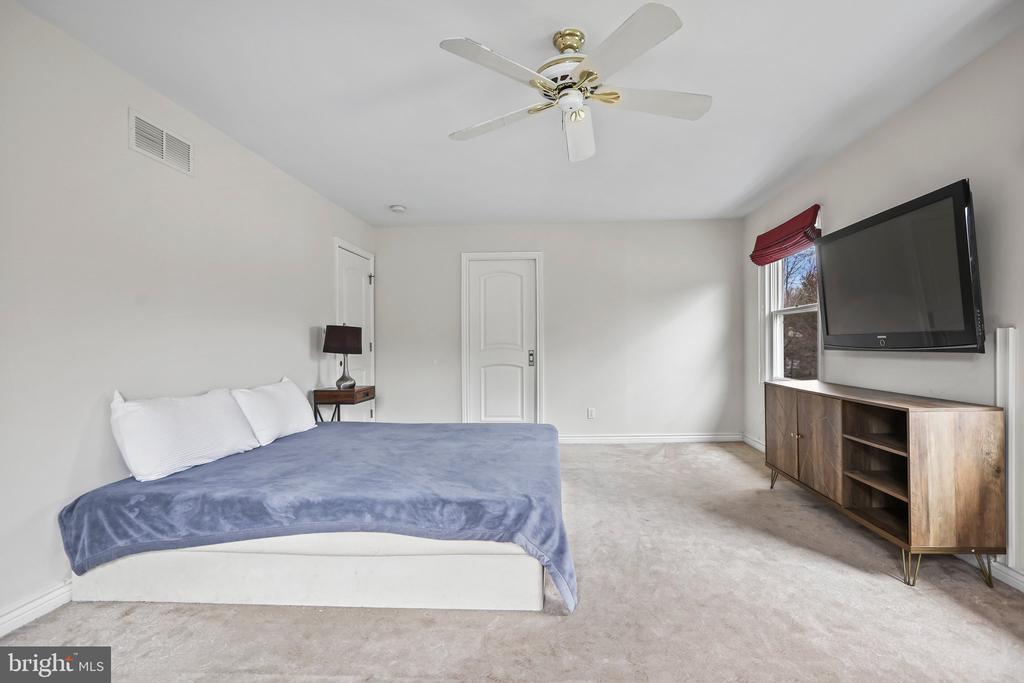 5 Landing Ln