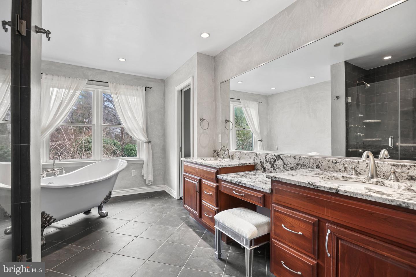 5 Landing Ln