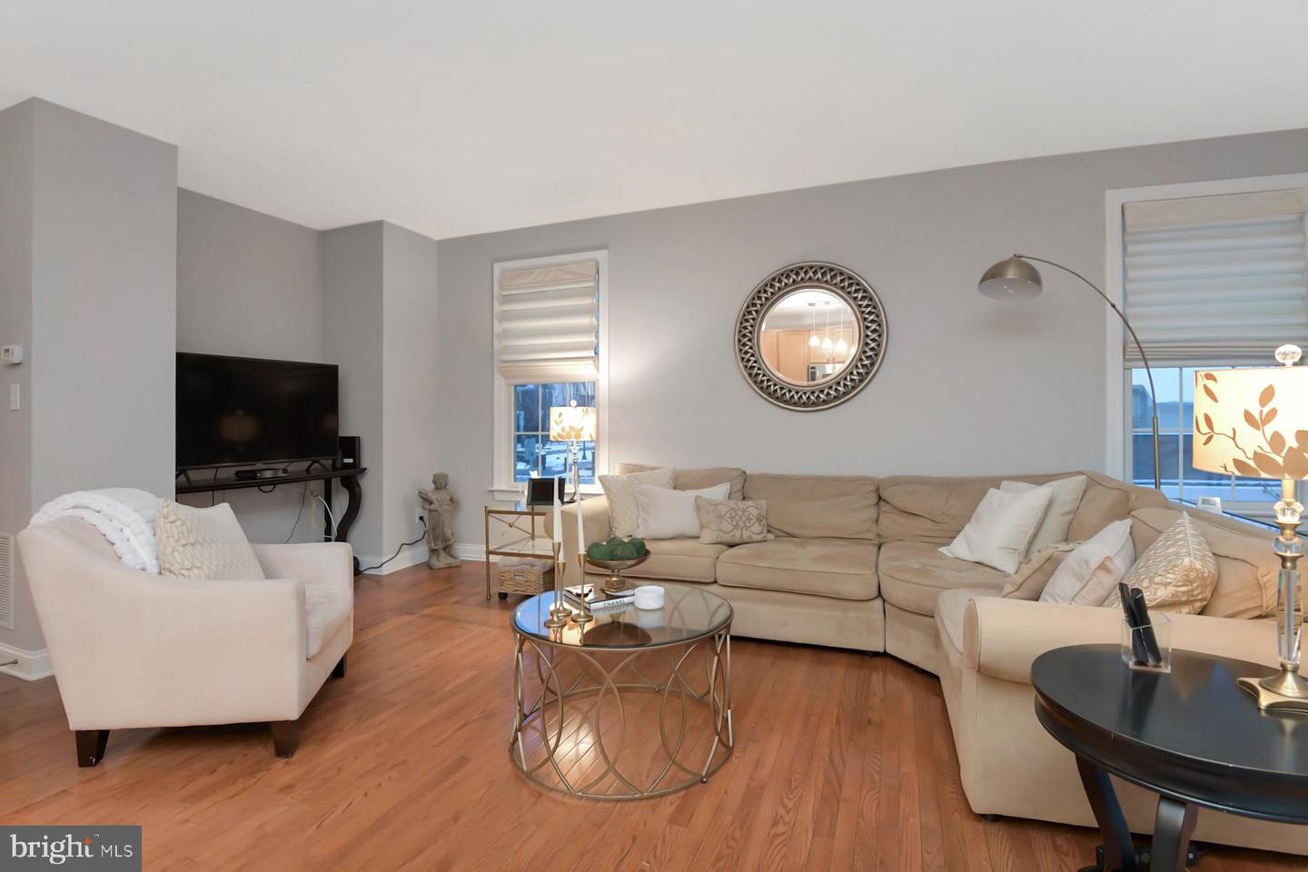 10 N Commerce Sq