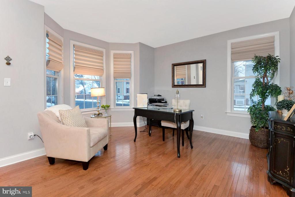10 N Commerce Sq