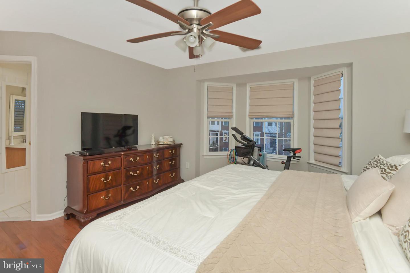 10 N Commerce Sq