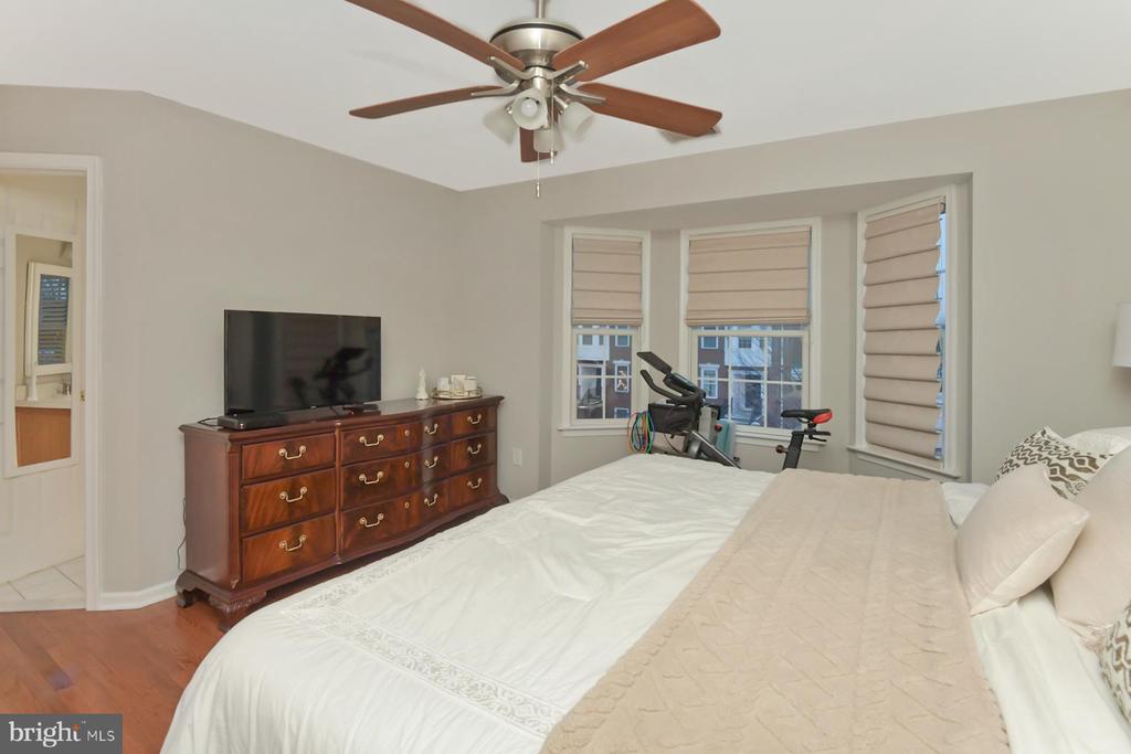 10 N Commerce Sq